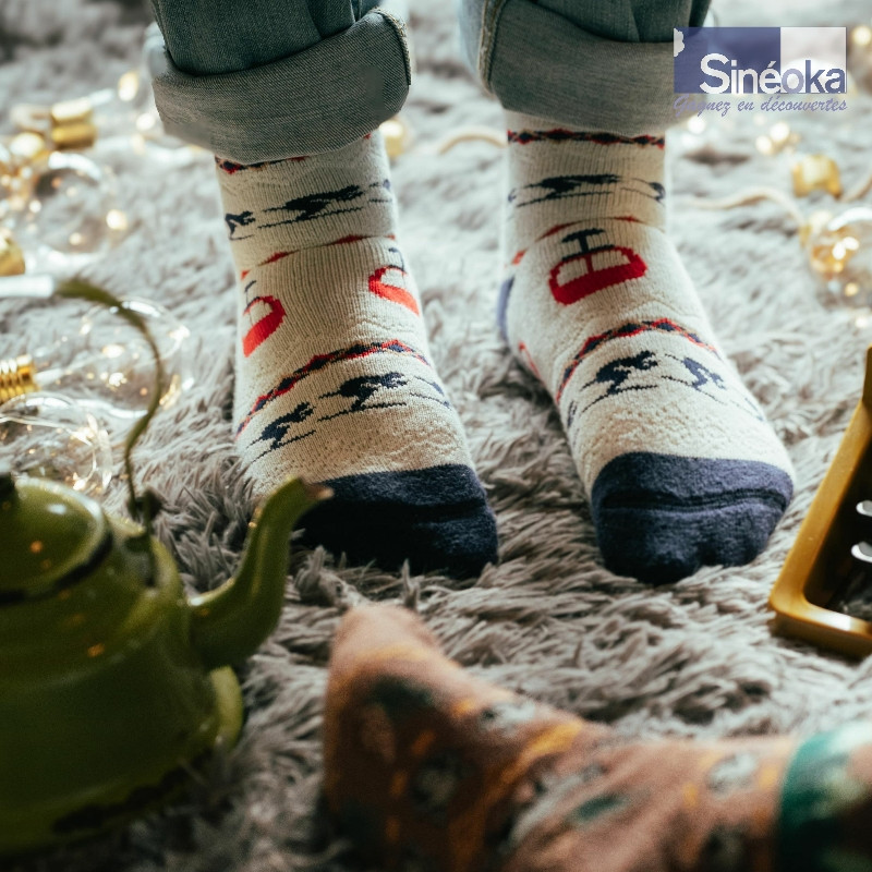 pieds avec des chaussettes Skihytta, sur une tapis.
