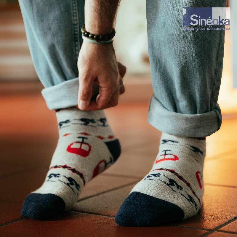 Chaussettes Skihytta, carrelage, main et jean.
