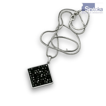 Pendentif Marfa — carré de 20 mm en cristaux Swarovski Jet, sertissage précis et liseré lumineux