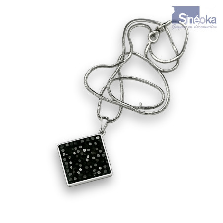 Pendentif Marfa — carré de 20 mm en cristaux Swarovski Jet, sertissage précis et liseré lumineux