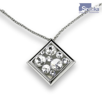Pendentif "Radka" en cristaux Swarovski porté avec élégance, inspiration bohème face au château de Prague. 2
