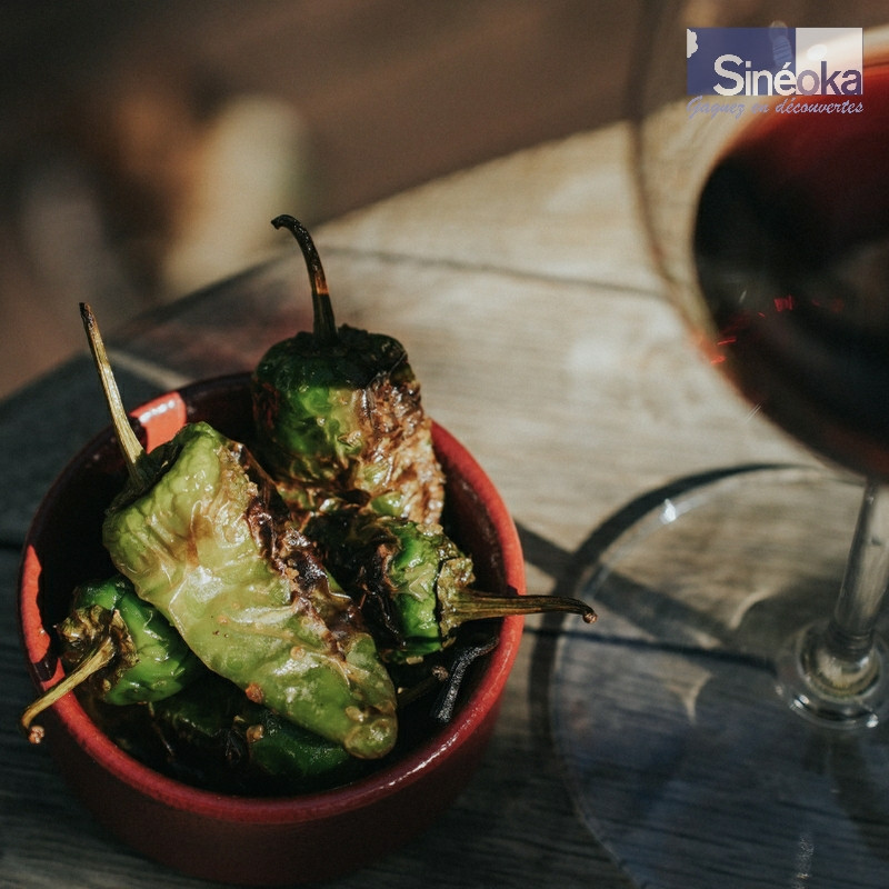 Plat avec un verre de vin d'Egri