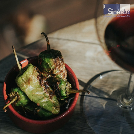 Plat avec un verre de vin d'Egri