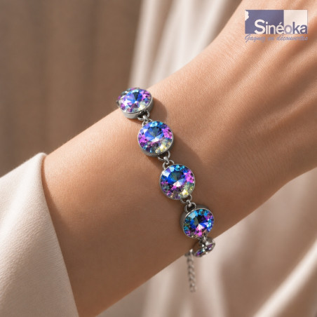 Bracelet Miloslava aux reflets bleu, violet et rose changeants porté au poignet gauche
