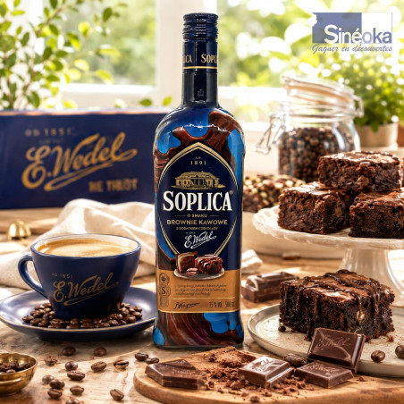 Bouteille de Soplica Wedel brownie & café sur une table